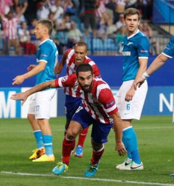 Arda Turan celebra el 2-1.