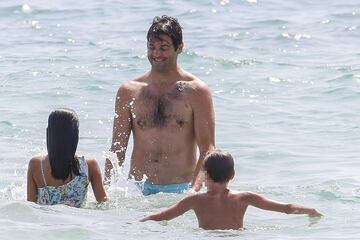 El exentrenador argentino del Real Madrid se encuentra disfrutando de las playas ibicencas en compañía de sus hijos y familia.