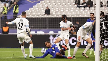 Saint-denis (France), 13/11/2024.- Bradley Barcola of France (C) and Sagiv Jehezkel of Israel (R) in action during the UEFA Nations League soccer match between France and Israel in Saint-Denis, France, 14 November 2024. (Francia) EFE/EPA/CHRISTOPHE PETIT TESSON