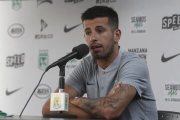 Los extranjeros Hernán Barcos y Pablo Ceppelini se pusieron la camiseta de Atlético Nacional durante la presentación oficial como nuevos refuerzos para la Liga Águila y Copa Libertadores.