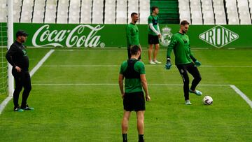 José Alberto, entrenador del Racing, dirigiendo una sesión de entrenamiento en El Sardinero.