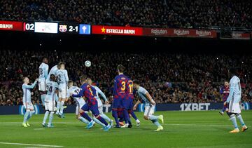 Disparo de falta de Messi con el interior, el balón sobrevuela la barrera y entra por la escuadra. Hat-Trick a balón parado del 10. 