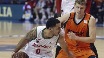 GRA075. FUENLABRADA (C.A. DE MADRID), 08/01/2017.- El base estadounidense del Baskonia Shane Larkin (i) con el bal&oacute;n ante el base esloveno del Fuenlabrada Luka Rupnik (d), durante el partido de la jornada 16 de liga ACB, disputado hoy en el pabell&oacute;n Fernando Mart&iacute;n de Fuenlabrada. EFE/Paco Campos