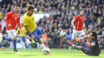 Roberto Firmino en el momento de batir a Bravo.