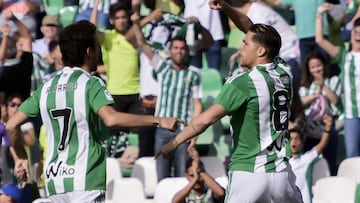 Jonas Martin y Rub&eacute;n Pardo celebran un gol.
