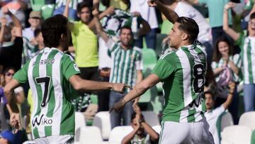 Joaquín, Adán y Ceballos salvan al Betis y también a Víctor