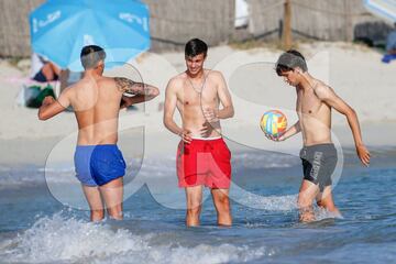 El jugador portugués disfruta de las maravillosas playas ibicencas en compañía de un nutrido grupo de amigos mientras espera decidir su futuro.