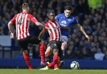 7.- Gareth Barry (azul) llegó al Everton proveniente del Manchester City y no ha rendido.