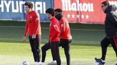 Gim&eacute;nez, junto a Lemar y a Jo&atilde;o F&eacute;lix durante un entrenamiento del Atl&eacute;tico.