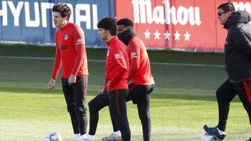 Giménez, junto a Lemar y a João Félix durante un entrenamiento del Atlético.