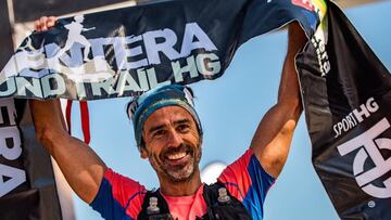 Miquel Ensenyat celebra su victoria en la categor&iacute;a masculina en el recorrido de 74 kil&oacute;metros de la Formentera All Round Trail.