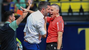 VILLARREAL (CASTELLÓN), 15/04/2023.- El entrenador del Valladolid, el uruguayo Paulo Pezzolano, protesta una decisión arbitral durante el partido ante el Villarreal de la jornada 29 de Liga de Primera División disputado este sábado en el estadio de La Cerámica, en Villarreal (Castellón). EFE/Domenech Castelló
