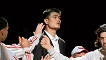 <b>CAMBIA LA GUARDIA. </b>Luis Scola cruza puños con Tracy McGrady. De paisano, Yao sólo puede mirar.