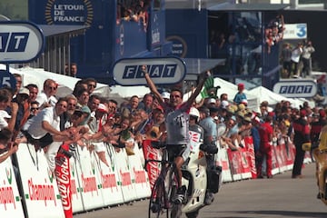 Ganar una etapa del Tour de Francia con final en alto está al alcance de unos pocos elegidos. Pero ¿se imaginan lograrlo después de sufrir una caída? Fue lo que consiguió Giuseppe Guerini en la Grande Boucle de 1999, cuando a falta de un kilómetro de la cima de Alpe d’Huez, un espectador se cruzó en su trayectoria para sacar una fotografía. El entonces corredor del Telekom cayó al asfalto, pero reanudó la marcha para vencer en solitario por unos pocos segundos de ventaja. Puro coraje.