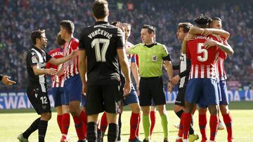 El Levante cay&oacute; en el Wanda merced a un penalti pol&eacute;mico que transform&oacute; Griezmann.