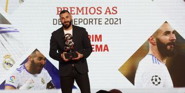 Karim Benzema es galardonado con el Premio AS del Deporte en la cita anual que organiza el Diario AS. El francés, que acabó cuarto en el podio del Balón de Oro a comienzos de mes, agradeció el premio: “Muchas gracias. Trato siempre de mejorar en el campo, en los entrenamientos para seguir como estoy, disfrutando y ayudando a mi equipo a ganar”. Preguntado por el emparejamiento con el PSG, Karim se muestra confiado: “Son un gran equipo, pero nosotros también. Vamos allí a ganar. Es el partido que todo el mundo quiere jugar. Son partidos muy importantes para nosotros y para la afición. Queremos la Champions”. 