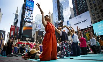 La celebración del Día Internacional del Yoga en imágenes