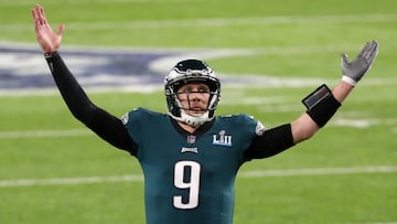 Carson Wentz aún no se recupera al 100 por ciento de una lesión en la rodilla sufrida en diciembre y Doug Pederson ha decidido iniciar el 2018 con Foles.