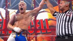 Cody Rhodes festeja su victoria en Hell in a Cell 2022.