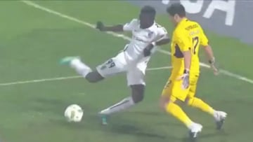 10 memorable goalkeeping gaffes: Casillas, Kahn, Arconada...