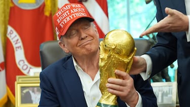 Donald Trump, con la Copa del Mundo.