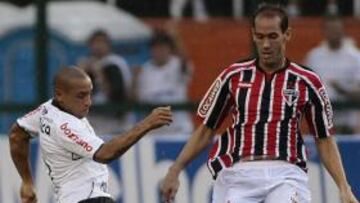 <b>INCISIVO. </b>Roberto Carlos pugna un balón con Roger, del Sao Paulo, en la victoria de Corinthians (4-3).