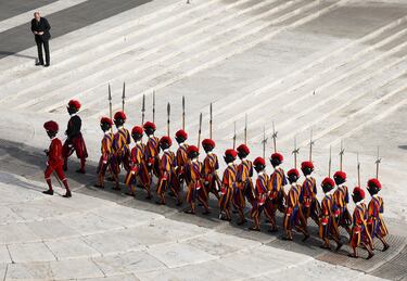 Guardias suizos marchan en la Plaza de San Pedro el día del traslado del cuerpo del Papa Francisco, que será transportado dentro de la Basílica, en el Vaticano.