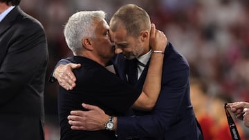 José Mourinho bastante molesto con el árbitro inglés Anthony Taylor, quien no señaló un penalti a favor de la Roma en la final de Europa League vs Sevilla.