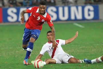 El ex delantero de Universidad de Chile jugó con la "9" en la derrota de Chile en Lima. Ese fue el debut de Jorge Sampaoli.