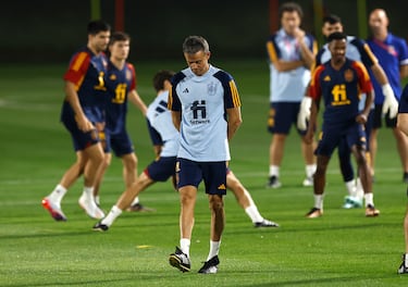 Luis Enrique muy pensativo durante el entrenamiento.  


