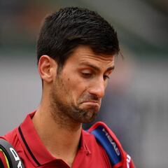 Djokovic escapes disqualification, faces Thiem in French Open semi
