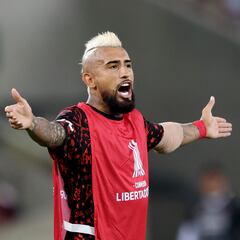 “Verte con esta camiseta”: Mamá de Vidal le pide que vuelva a Colo Colo y esto responde el volante