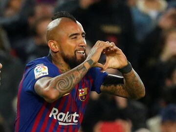 Soccer Football - La Liga Santander - FC Barcelona v Real Madrid - Camp Nou, Barcelona, Spain - October 28, 2018 Barcelona's Arturo Vidal celebrates scoring their fifth goal REUTERS/Paul Hanna