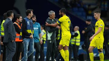 BARCELONA, SPAIN - NOVEMBER 09: Quique Setien, Head Coach of Villarreal CF interacts with Raul Albiol of Villarreal CF after the LaLiga Santander match between RCD Espanyol and Villarreal CF at RCDE Stadium on November 09, 2022 in Barcelona, Spain. (Photo by Alex Caparros/Getty Images)