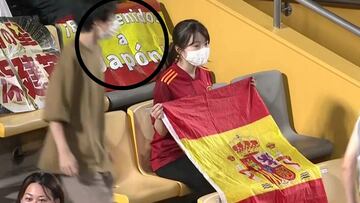 Sí, ponía eso y sí, lo ponía así: la pancarta de esta joven japonesa a España que llama la atención al segundo