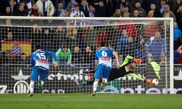 Diego López detuvo el penalti lanzado por Leo Messi.