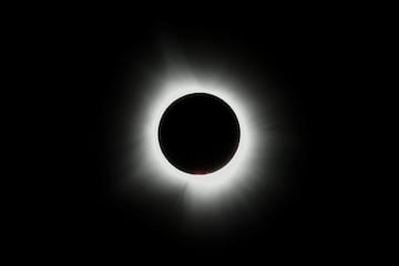 Momento en el que la luna tapa el sol completamente visto desde Carbondale, Illinois.