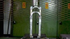 Esto pasa cuando pones una suspensión de bici en una prensa hidráulica