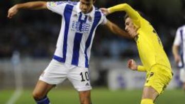 Xabi Prieto conduce durante un partido contra el Villarreal.