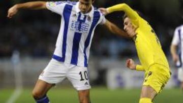 Xabi Prieto conduce durante un partido contra el Villarreal. 