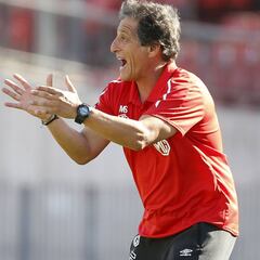 Las curiosas decisiones de Salas con los laterales derechos