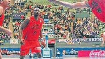 <b>DOMINIO BLANCO. </b>El Real Madrid se impuso al Fuenlabrada en todas las facetas del juego; en el rebote, los blancos lograron 36 capturas por 23 de los visitantes.