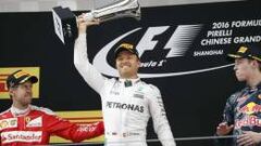 Nico Rosberg celebra su triunfo en el GP de China escoltado por Kvyat y Vettel.