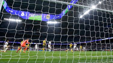 2-2. El VAR valida el gol de Vinicius. Recibe Mbappé al borde del área, no hay fuera de juego, se interna y el despeje de Nico Schlotterbeck llega al delantero brasileño para anotara a placer el empate.