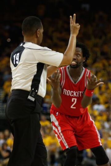 Patrick Beverley discute con el árbitro James Capers.