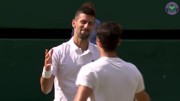 El gesto reverencial de Djokovic tras la paliza leg¨¢ndole la corona del tenis mundial a Carlitos