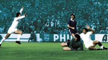 GOL MÍTICO. Santillana, con Roberto Martínez en el suelo, fi rmó el 5-1 ante el Derby County en el minuto 100.