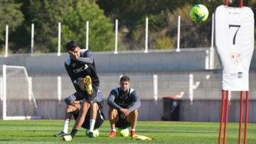 Falcao ensaya lanzamientos de falta durante un entrenamiento.