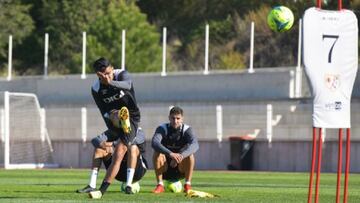 Falcao ensaya lanzamientos de falta durante un entrenamiento.