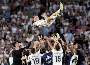 Toni Kroos es manteado por sus compañeros de equipo tras finalizar el partido.